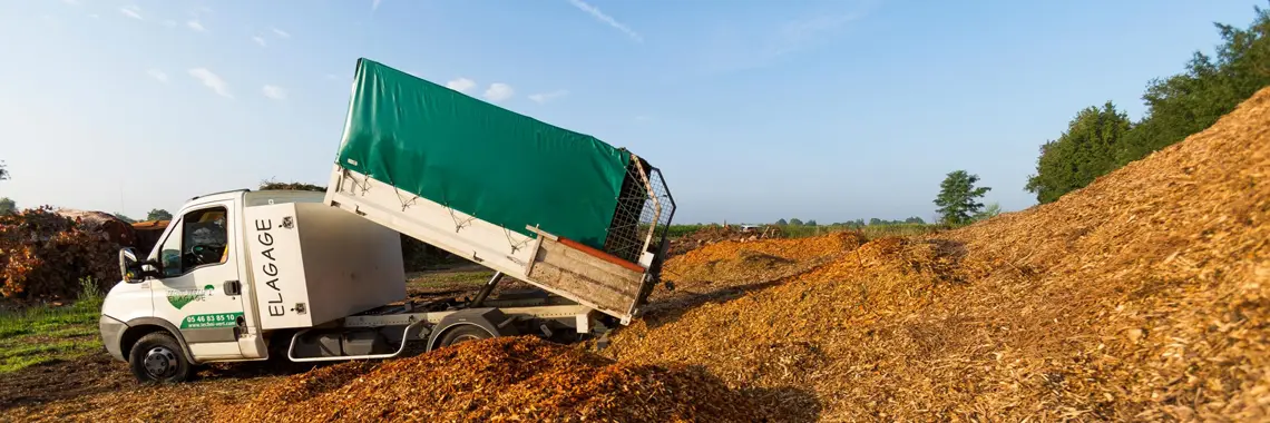 Un camion dépose du bois raméal fragmenté (BRF).