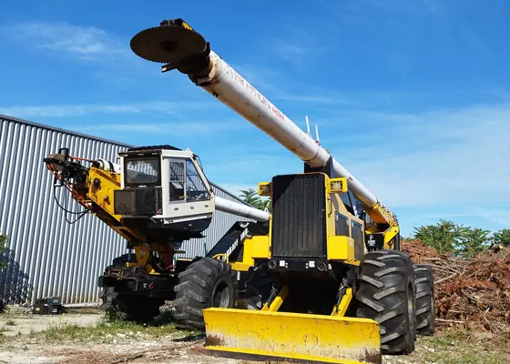 Un véhicule utilisé par l'entreprise Techni-Vert dans ses travaux d'élagage et d'abattage.