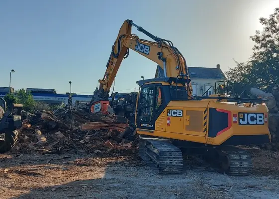 Un véhicule utilisé par l'entreprise Techni-Vert dans ses travaux d'élagage et d'abattage.