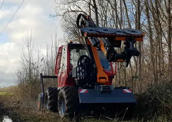 Le Chaptrack 280, un véhicule utilisé par l'entreprise Techni-Vert dans ses travaux d'élagage et d'abattage.